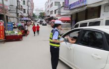 万山交警进社区宣传夏季道路交通安全知识