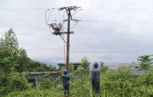 松桃持续暴雨 供电员工迅速及时保供电