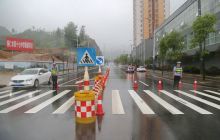 万山交警雨中坚守为“中考” 莘莘学子保驾护航