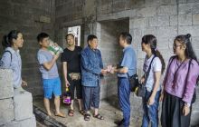 铜仁卷烟厂腊冲村送温暖