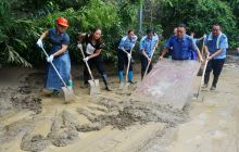 铜仁城管及时清淤沿江步道