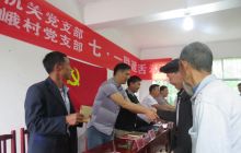 印江文体广电新旅局到紫薇镇帮扶村开展“七·一”联建活动