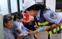 万山交警走进客运站开展“快处快赔”宣传活动