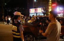 万山交警开展全省酒驾整治统一行动