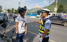 万山交警全力做好高温天气道路交通安全管理工作