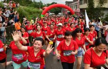 松桃举办首届玛瑙山登山大赛