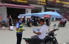 万山交警深入黄道、高楼坪乡开展“赶集日”道路交通安全宣传活动