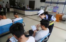 万山交警走进车管大厅开展手机”APP”快处快赔宣传活动