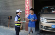 万山交警进家庭宣传道路交通安全知识