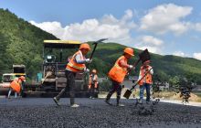 松桃:三伏天 铺路忙