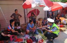 万山交警深入鱼塘乡赶集开展交通安全宣传教育活动