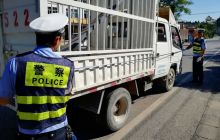 万山交警持续开展夏季货车专项整治行动