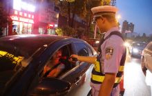 万山交警开展夏季夜查集中整治行动