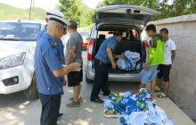 松桃路政依法制止一起在公路两侧非法设置广告行为