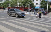 万山交警大队开展“礼让斑马线”文明劝导活动