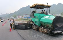 德江县城至德江南高速收费站大道工程进入铺油阶段