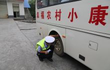 万山大队深入辖区开展交通安全宣传教育活动