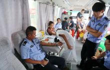 万山交警积极参加无偿献血活动用爱心