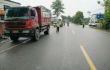 万山交警开展货车交通违法专项整治行动