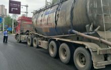 万山交警严查危化品运输车交通违法行为