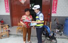 万山交警开展秋季送交通安全进“家庭”宣传活动