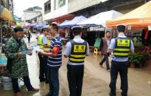 万山交警深入黑岩“赶集”宣传道路交通安全知识