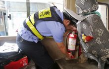 万山交警走进客运站宣传检查两不误