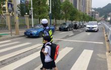 万山交警“护学岗”守护师生平安路