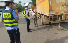 万山交警利用网络直播现场执法受网友点赞