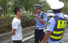 万山交警严查机动车交通违法行为确保国庆交通安全