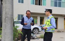 万山交警进家庭宣传道路交通安全知识