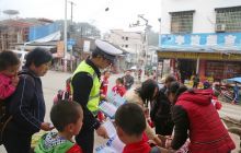 万山交警利用赶场天开展交通安全知识宣传教育活动