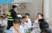 万山交警走进第八中学开展交通安全知识教育讲座