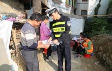 万山交警进家庭宣传交通安全知识