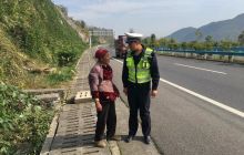 老人神志不清误入高速 高速交警紧急救援消除隐患