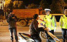 万山大队夜查酒驾推进冬季交通事故预防工作