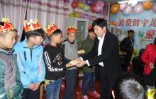 松桃县妙隘乡完小留守娃欢欢喜喜过生日