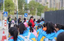 路口安全的守卫者，万山交警“护学岗”