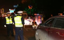 万山大队开展不按规定使用远光灯集中整治行动