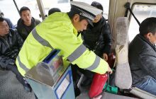 万山交警大队严查三类重点车辆确保辖区道路交通安全