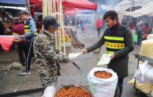 万山交警组织驾校志愿者开展“文明交通宣传劝导”活动