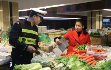 万山交警交通安全宣传教育进社区