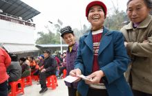 松桃:村民家门口领劳务费了