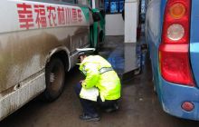 万山交警深入辖区客运站开展交通安全宣传检查