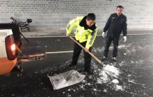 凝冻天气袭来 万山交警坚守岗位保道路通畅