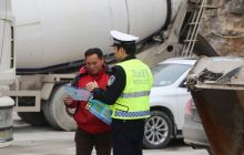 万山交警走进混凝土公司开展冬季交通安全宣传教育活动