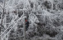 松桃供电人抗凝冻除隐患