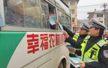 高速交警德江大队利用“赶集日”开展交通安全宣传活动