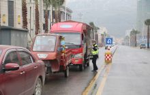 万山大队掀起冬季货车违法行为整治热潮