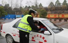 万山交警“五进”宣传进驾校提高学员交通安全意识